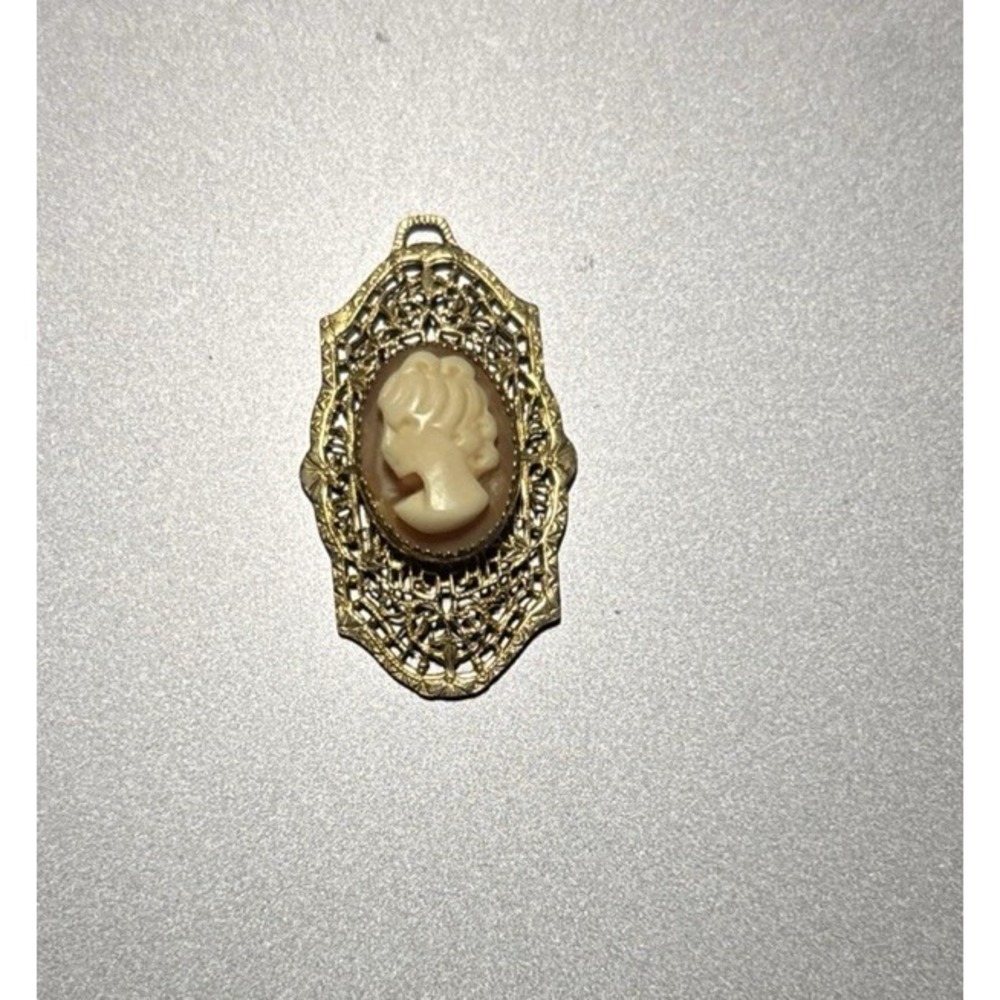 Cameo Pendant Vintage Goldtone Gold Tone 91687